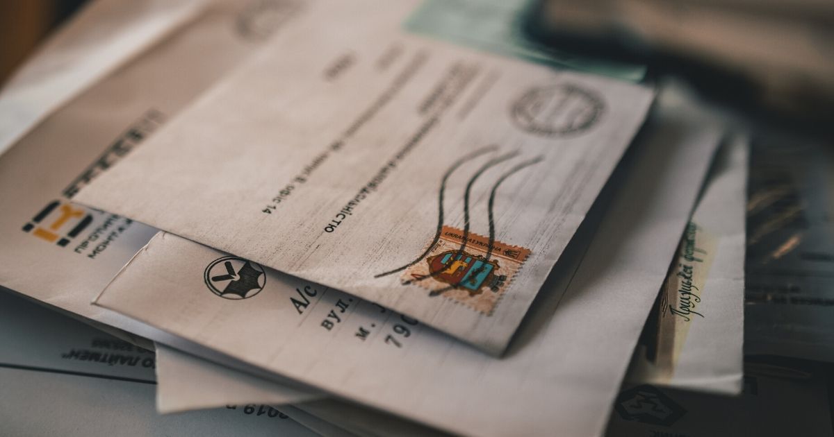 手作り招待状をおしゃれに オリジナリティあふれる料金別納郵便の作り方 ゆとりのウェディング